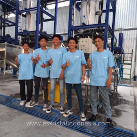 Foto Karyawan Es Kristal Indonesia