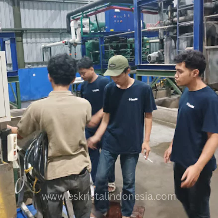 Karyawan Es Kristal Indonesia 1